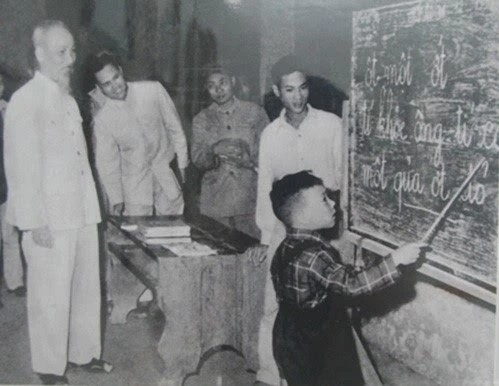Chủ tịch Hồ Chí Minh thăm một lớp học của phong trào bình dân học vụ